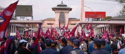  नारायणहिटी अगाडि राजावादीको प्रदर्शन : ‘राजा छिट्टै फर्किने’ दाबी 